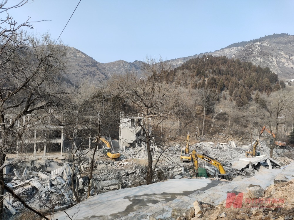 現(xiàn)場多臺挖掘機同時作業(yè) 每經(jīng)記者 王佳飛 攝