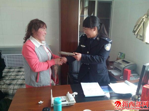 失主在拿回錢(qián)包后向大柳塔派出????警致??.jpg