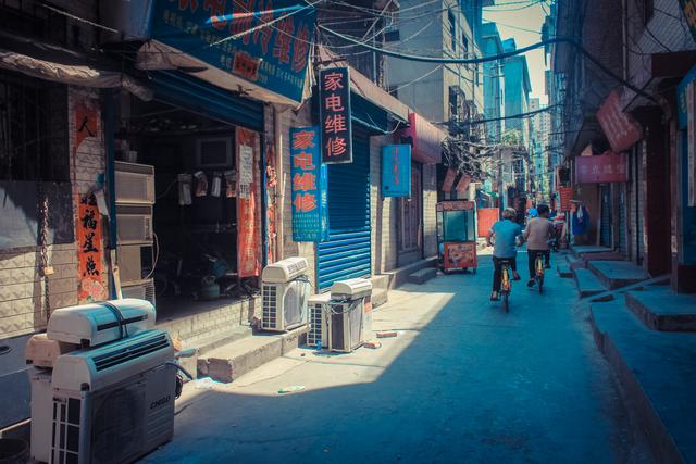 城市里的鄉(xiāng)村，西安西八里村紀實，小巷中這條標語，有些念不出口