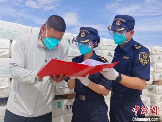 圖為蘭州海關所屬敦煌機場海關關員對出口溫石棉開展包裝查驗。王博雅 攝