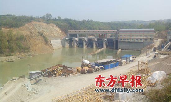 4月20日,停止蓄水后的喬山水電站,肉眼看上去,庫區(qū)水質(zhì)明顯下降。當(dāng)?shù)卮迕穹Q,試蓄水期間,還造成庫區(qū)下游牧馬河斷流。早報(bào)見習(xí)記者 陳興王 圖