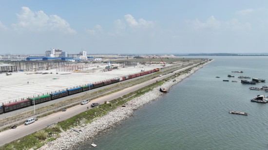 正在運(yùn)行中的西部陸海新通道鐵海聯(lián)運(yùn)班列。陳磊攝