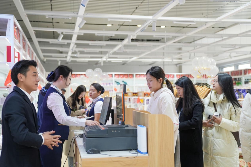 中歐班列進(jìn)口商品(保稅)店內(nèi),旅客排隊(duì)購買商品。陳喆攝