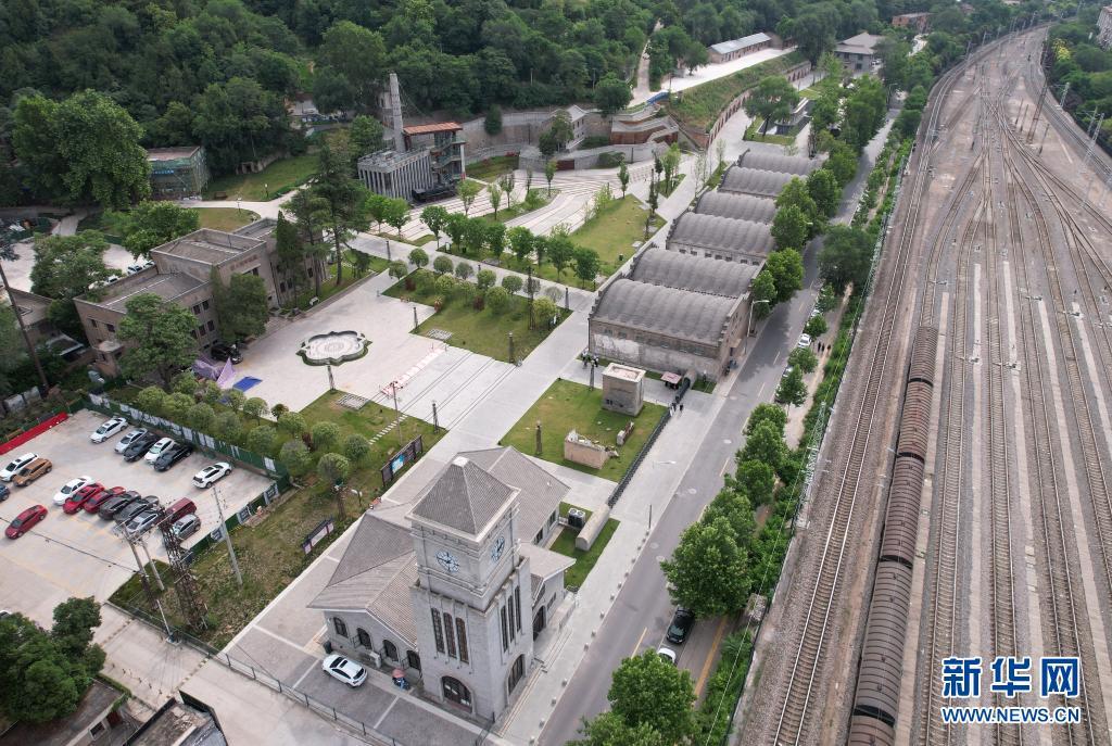 修建在隴海鐵路旁的長(zhǎng)樂(lè)塬抗戰(zhàn)工業(yè)遺址（6月9日攝，無(wú)人機(jī)照片）。新華社記者 邵瑞 攝