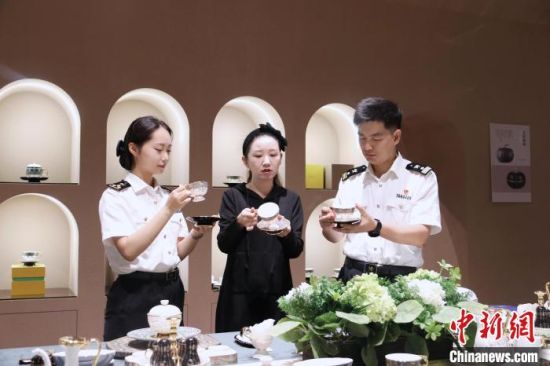 圖為蘭州海關所屬敦煌機場海關關員向轄區(qū)文創(chuàng)企業(yè)開展業(yè)務宣講。金陽 攝