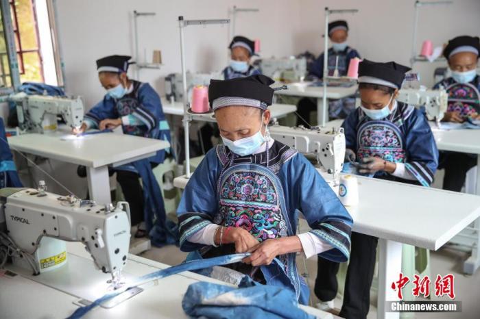 資料圖:工人在扶貧車間加工產(chǎn)品。<a target='_blank' >中新社</a>記者 瞿宏倫 攝 點(diǎn)擊進(jìn)入下一頁(yè)