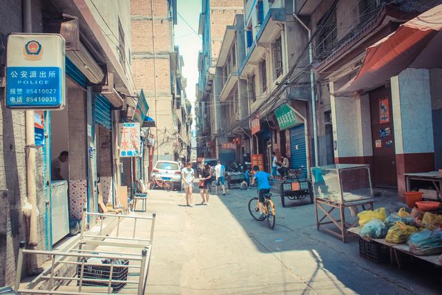 城市里的鄉(xiāng)村，西安西八里村紀實，小巷中這條標語，有些念不出口