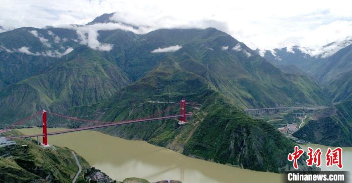 圖為雅康高速瀘定大渡河大橋?!⒅铱?攝 圖為雅康高速瀘定大渡河大橋?!⒅铱?攝
