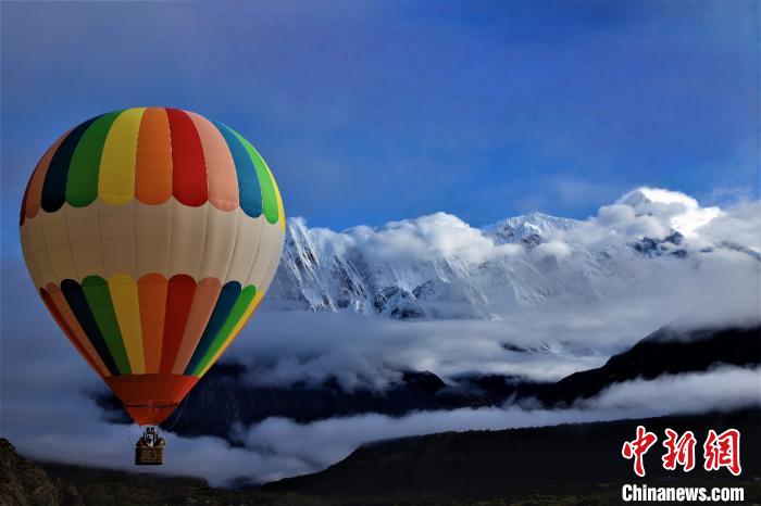 圖為雅魯藏布大峽谷旅游景區(qū)開展的與南迦巴瓦峰肩并肩的熱氣球體驗項目(資料圖)?!∥鞑芈糜喂煞萦邢薰?供圖  圖為雅魯藏布大峽谷旅游景區(qū)開展的與南迦巴瓦峰肩并肩的熱氣球體驗項目(資料圖)?!∥鞑芈糜喂煞萦邢薰?供圖