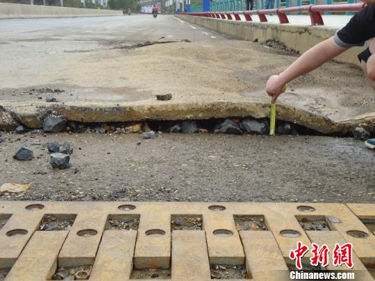 大雨過后，橋面隆起約有15厘米?！埖だ驍z