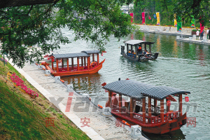 畫舫游弋碧波漾