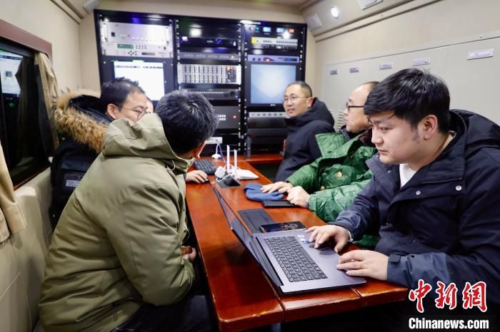 圖為工作人員為此次飛行提供服務(wù)保障?!∮荜枀^(qū)委宣傳部供圖 圖為工作人員為此次飛行提供服務(wù)保障?!∮荜枀^(qū)委宣傳部供圖