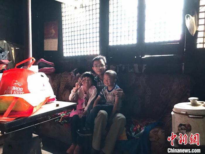 胡建亮在結(jié)對幫扶的貧困戶家。受訪者 供圖