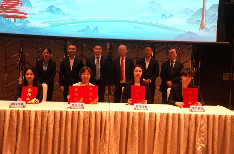 6兩地文旅企業(yè)代表簽署客源互換合作協(xié)定與戰(zhàn)略合作協(xié)定。.jpg