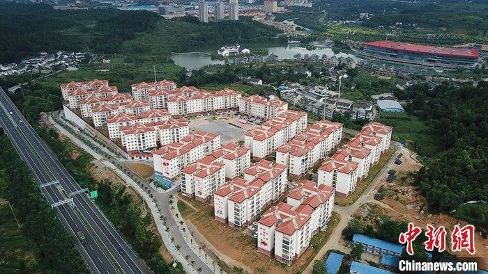 “十三五”易地扶貧搬遷任務(wù)已全面完成,960多萬易地搬遷貧困人口全部脫貧勝券在握。 資料圖為航拍貴州省湄潭縣黃家壩街道田壩社區(qū)崇德小區(qū)移民安置點(diǎn)。<a target='_blank' >中新社</a>記者 瞿宏倫 攝 點(diǎn)擊進(jìn)入下一頁