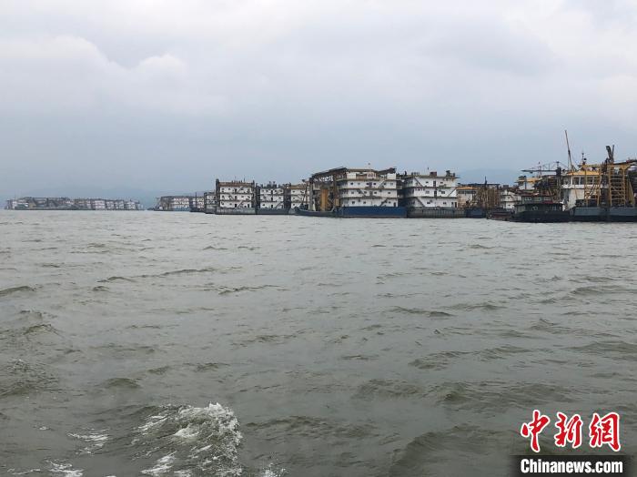 9月23日,被封停在鄱陽湖上的采砂船?!±罴?攝 9月23日,被封停在鄱陽湖上的采砂船?!±罴?攝