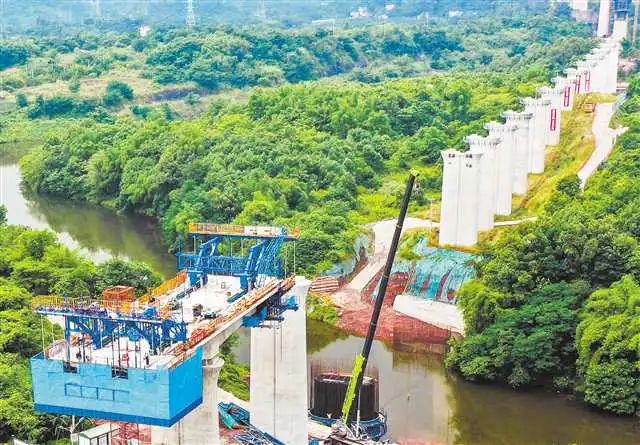 渝昆高鐵川渝段三百梯水庫道岔特大橋施工現(xiàn)場一片繁忙。重慶日報(bào)供圖