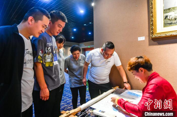 圖為南京市民觀賞湟源縣非遺產(chǎn)品制作?!′以纯h委宣傳部 供圖 圖為南京市民觀賞湟源縣非遺產(chǎn)品制作?!′以纯h委宣傳部 供圖