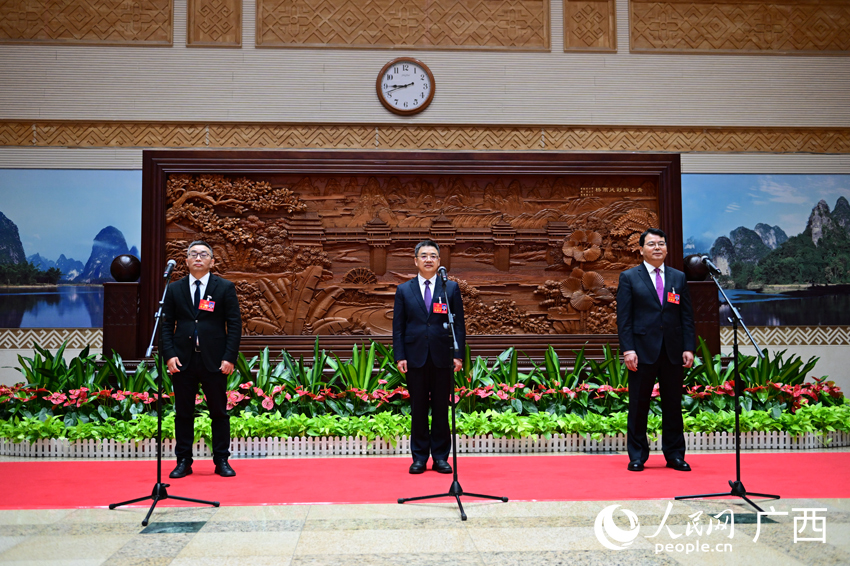 “代表通道”集體采訪活動(dòng)。 人民網(wǎng) 雷琦竣攝 “代表通道”集體采訪活動(dòng)。 人民網(wǎng) 雷琦竣攝