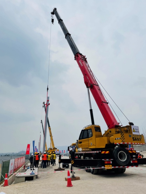 渝昆高鐵川渝段首根接觸網(wǎng)桿吊裝到位。實(shí)習(xí)生越倚航攝