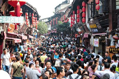 6日，游客們?cè)诖牌骺诠沛?zhèn)游玩。據(jù)了解，國(guó)慶長(zhǎng)假期間，重慶磁器口古鎮(zhèn)日均接待游客超過7萬人次，10月3日游客人數(shù)達(dá)到最高峰突破10萬人次。新華社記者