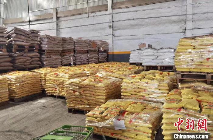 圖為云南向斯里蘭卡捐贈(zèng)的急需物資。 云南省人民政府外事辦公室供圖 圖為云南向斯里蘭卡捐贈(zèng)的急需物資?!≡颇鲜∪嗣裾馐罗k公室供圖