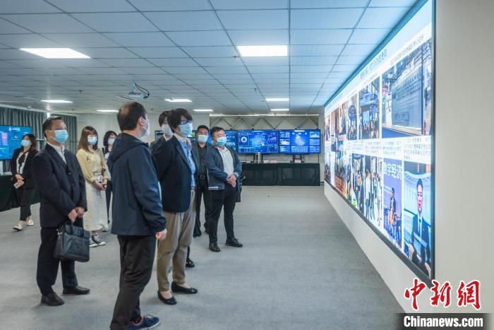 圖為日本駐重慶總領(lǐng)事高田真里一行考察貴陽(yáng)科恩大數(shù)據(jù)先進(jìn)技術(shù)研究院。 唐哲 攝 圖為日本駐重慶總領(lǐng)事高田真里一行考察貴陽(yáng)科恩大數(shù)據(jù)先進(jìn)技術(shù)研究院。 唐哲 攝