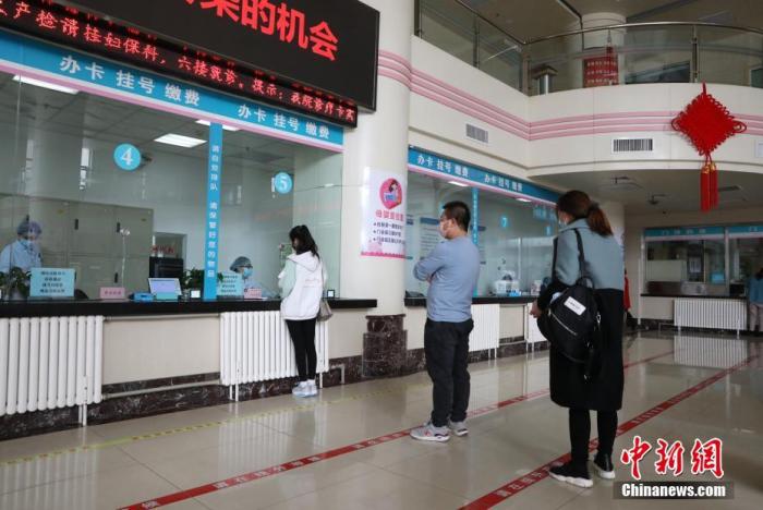 資料圖:某醫(yī)院門診大廳 <a target='_blank' >中新社</a>記者 楊迪 攝 點(diǎn)擊進(jìn)入下一頁