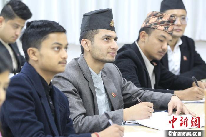 圖為尼泊爾留學(xué)生在青海大學(xué)學(xué)習(xí)藏醫(yī)藥。(資料圖) 張?zhí)砀?攝 圖為尼泊爾留學(xué)生在青海大學(xué)學(xué)習(xí)藏醫(yī)藥。(資料圖) 張?zhí)砀?攝