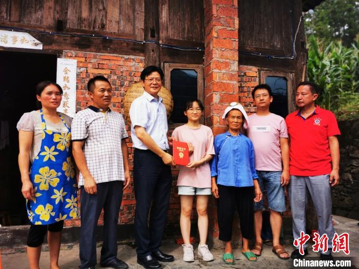 陳立群為學生送喜報。受訪者 供圖
