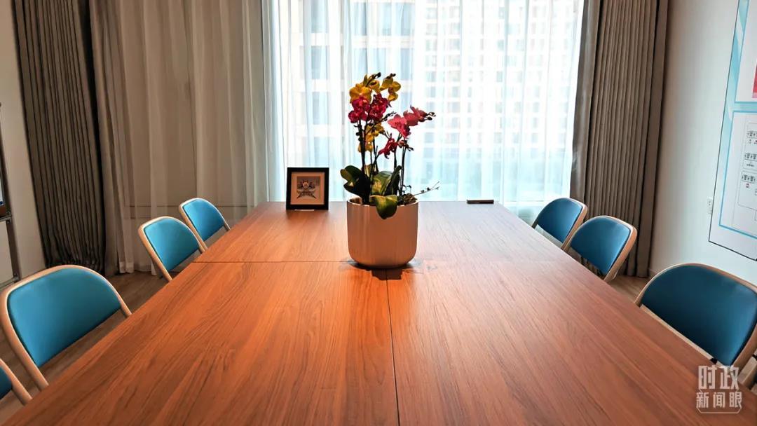 冬奧村（冬殘奧村）內(nèi)，運(yùn)動員住房樣板間干凈整潔。（總臺央視記者彭漢明拍攝）