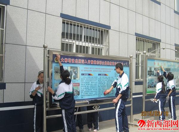 警營??????學(xué)生代表打掃警營衛(wèi)生.jpg.jpg