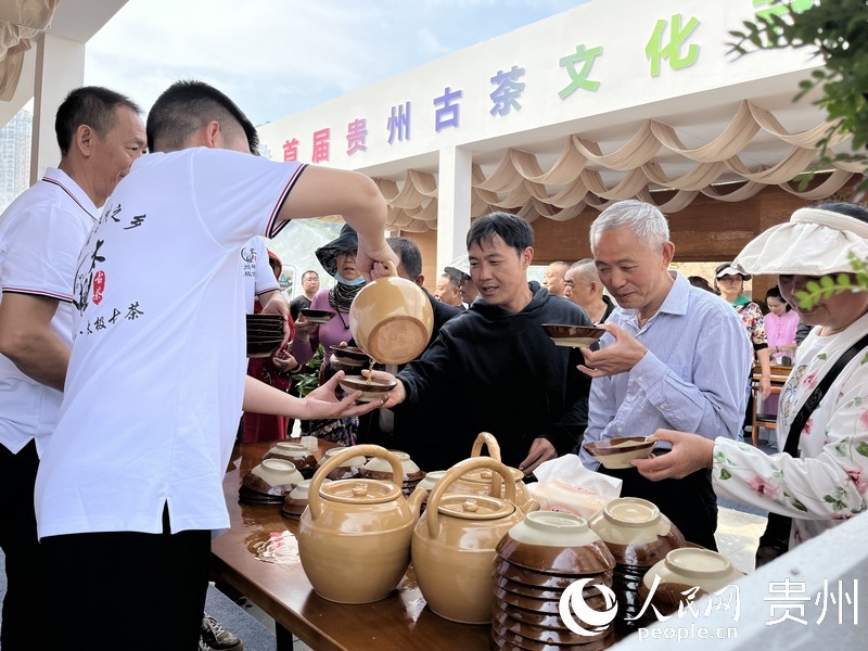 賓客現(xiàn)場(chǎng)品茗。人民網(wǎng) 李麗萍攝 賓客現(xiàn)場(chǎng)品茗。人民網(wǎng) 李麗萍攝
