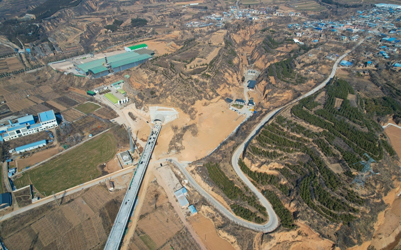 西延高鐵全線最后一座隧道——西延高鐵銅川隧道順利貫通（航拍）。劉一江攝