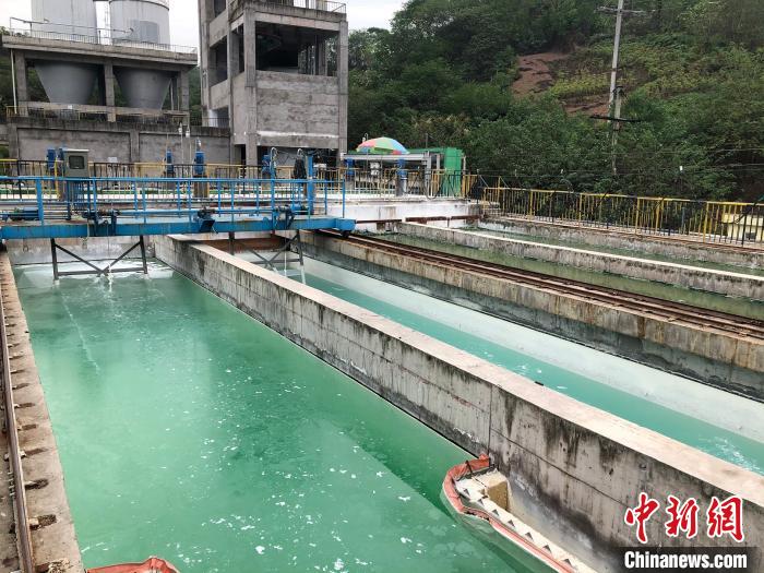9月21日,中化涪陵化工生態(tài)環(huán)境修復(fù)基地,磷石膏滲濾液處理站已建成投運一年半。經(jīng)過處理的滲濾液達到排放標(biāo)準。 李純 攝 9月21日,中化涪陵化工生態(tài)環(huán)境修復(fù)基地,磷石膏滲濾液處理站已建成投運一年半。經(jīng)過處理的滲濾液達到排放標(biāo)準?!±罴?攝