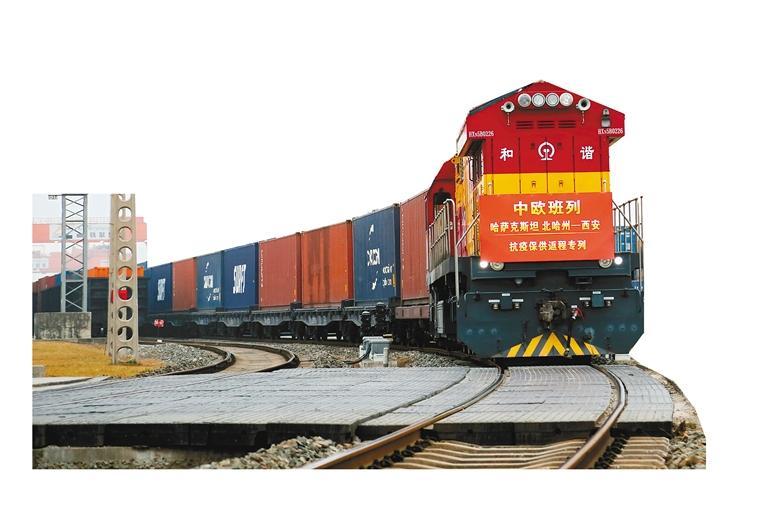 2022年首趟中歐班列抗疫保供返程專列抵達(dá)西安。 (記者 翟小雪 通訊員 馬澤旭 攝 資料圖片) 2022年首趟中歐班列抗疫保供返程專列抵達(dá)西安。 (記者 翟小雪 通訊員 馬澤旭 攝 資料圖片)