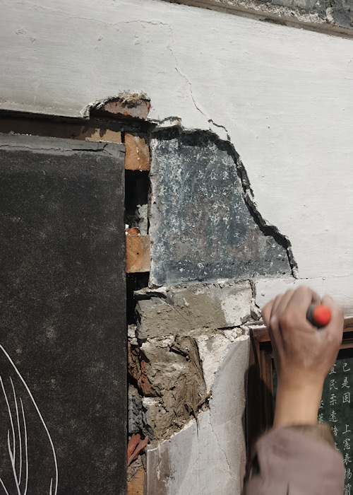 新發(fā)現(xiàn)碑刻抹灰層剝落一角。武侯祠博物館供圖