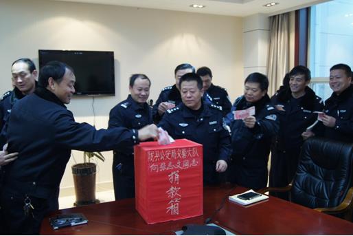 隴縣交警獻愛心助戰(zhàn)友 警營真情暖寒??jpg