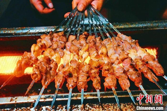 夜市上,誘人的烤肉讓人垂涎欲滴?!≈烨锩?攝 夜市上,誘人的烤肉讓人垂涎欲滴?!≈烨锩?攝