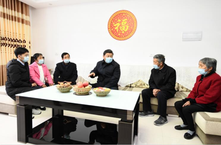 4月21日，習(xí)近平在安康市平利縣老縣鎮(zhèn)錦屏社區(qū)，同搬遷戶(hù)汪顯平一家圍坐在一起拉家常。