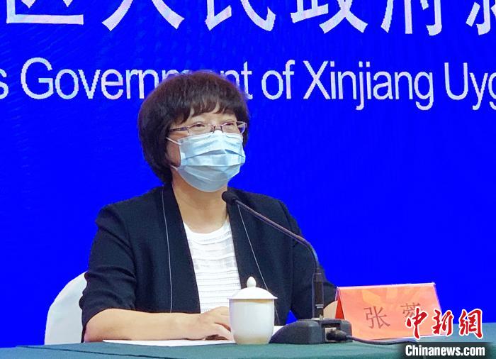 新疆新冠肺炎疫情防控工作指揮部政策落實(shí)專項(xiàng)組負(fù)責(zé)人張蓉26日在新聞發(fā)布會(huì)上公布相關(guān)政策?!≮w雅敏 攝 新疆新冠肺炎疫情防控工作指揮部政策落實(shí)專項(xiàng)組負(fù)責(zé)人張蓉26日在新聞發(fā)布會(huì)上公布相關(guān)政策?!≮w雅敏 攝