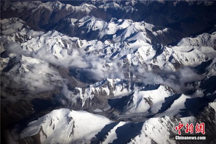 2006年7月從空中拍攝的天山雪峰。2013年6月21日,第37屆世界遺產(chǎn)大會(huì)正式公布,中國(guó)“新疆天山”列入世界自然遺產(chǎn),成為中國(guó)第44處世界遺產(chǎn)。<a target='_blank' href='/'>中新社</a>記者 劉新 攝 點(diǎn)擊進(jìn)入下一頁(yè)