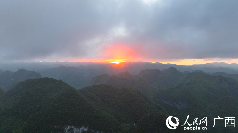 樂業(yè)高山落日。人民網(wǎng) 付華周攝