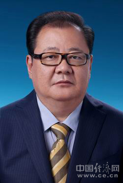 吉狄馬加,男,彝族,1961年6月生,四川涼山人,1982年8月參加工作,1984年12月加入中國(guó)共產(chǎn)黨,西南民族學(xué)院中文系漢語(yǔ)言文學(xué)專業(yè)畢業(yè),大學(xué)學(xué)歷。