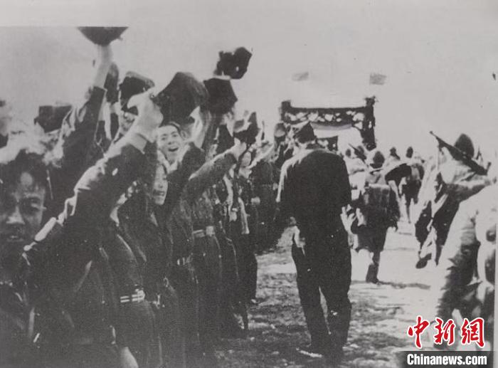 圖為1950年湯池民眾夾道歡迎解放軍(資料圖)?!钜嬷夜﹫D 攝 圖為1950年湯池民眾夾道歡迎解放軍(資料圖)?!钜嬷夜﹫D 攝
