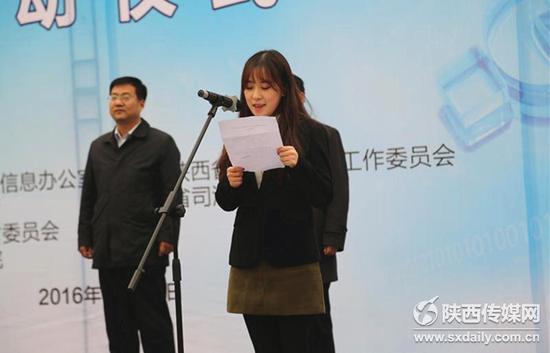 高校學(xué)生代表邱悅宣讀依法文明上網(wǎng)倡議書