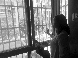 灌南縣是距離連云港市區(qū)最遠(yuǎn)的縣城，也許是較為偏僻的緣故，這里很少得到外界的關(guān)注。今年6月，一封實(shí)名舉報(bào)信打破了小縣城的平靜。信中稱，如今在當(dāng)?shù)負(fù)?dān)任公職的一對(duì)小夫妻，多年前曾冒用他人學(xué)籍考入大學(xué)。