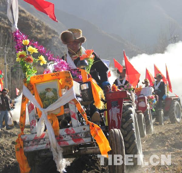 雍布拉康山腳下“鐵?！遍_啟春耕“第一犁”